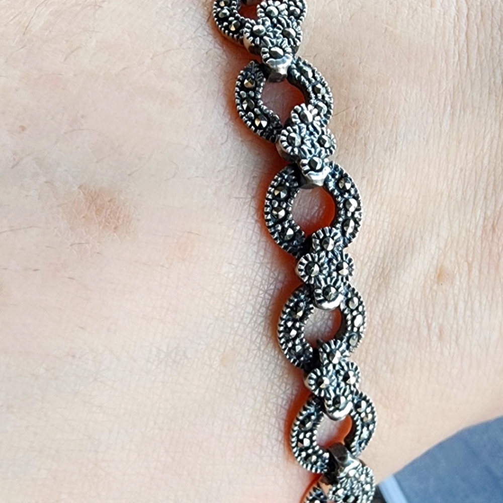 Black stones, beautiful bracelet